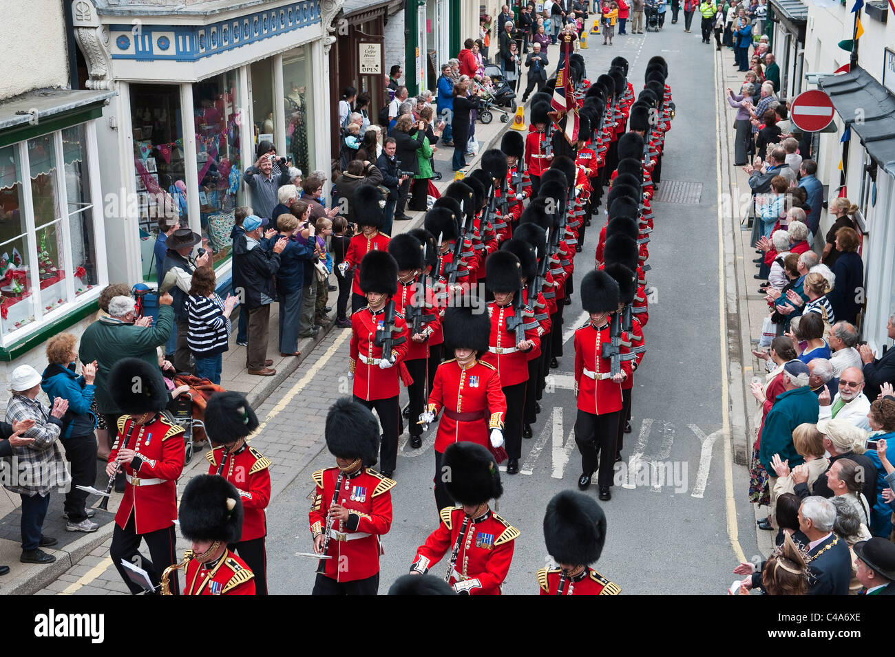 Die Wesh Guards Parade durch Presteigne, Powys, Wales, Großbritannien, nach der Verleihung der Freiheit des Kreises im Mai 2011 Stockfoto