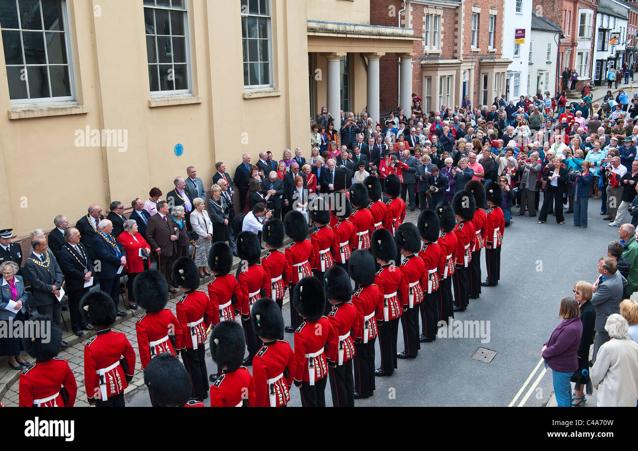 Die Wesh Guards Parade durch Presteigne, Powys, Wales, Großbritannien, nach der Verleihung der Freiheit des Kreises im Mai 2011 Stockfoto