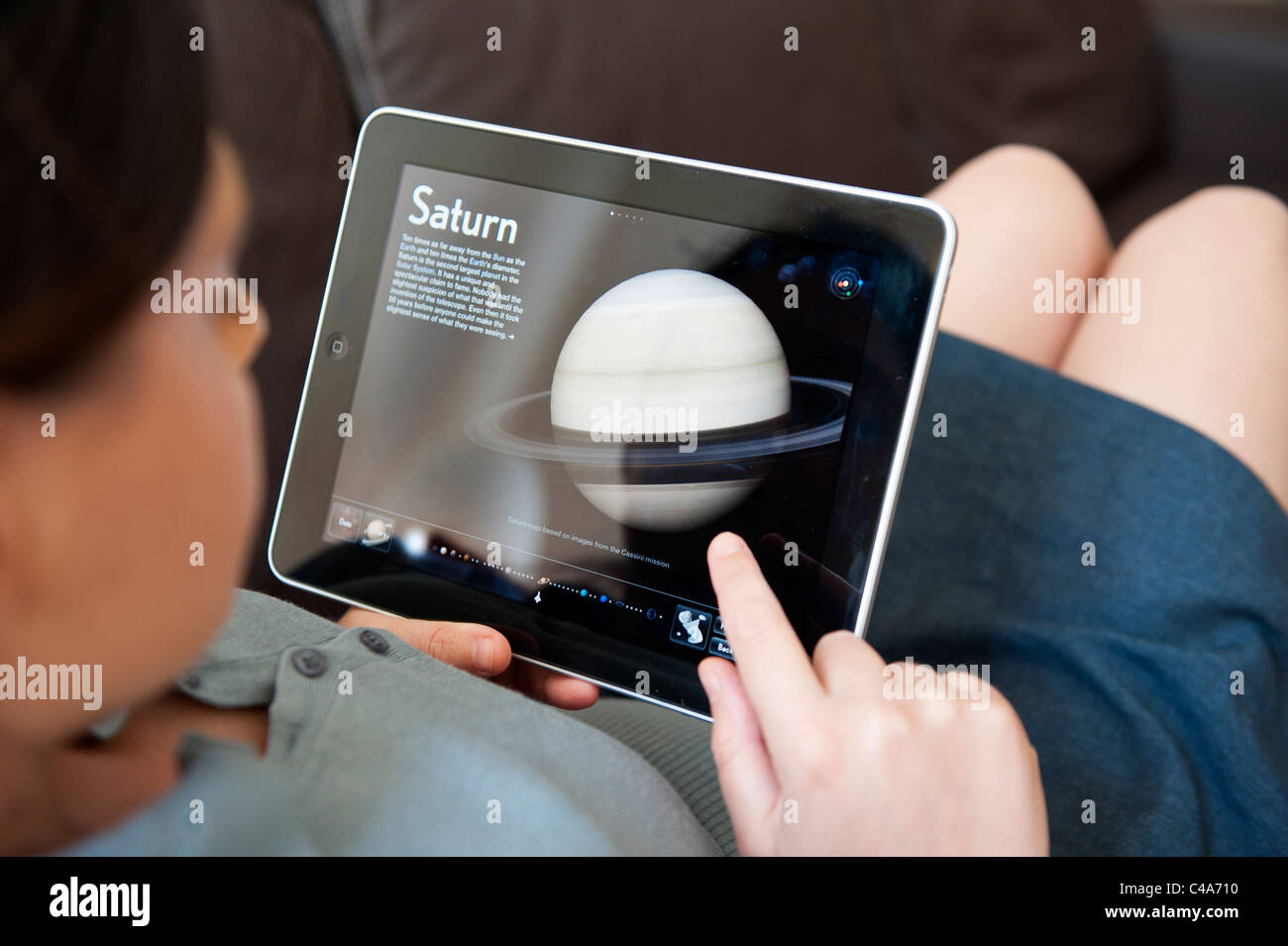 Nahaufnahme von Frau mit digitalen Tablet-Computer iPad lernen Saturn und das Sonnensystem auf pädagogische Astronomie-app Stockfoto