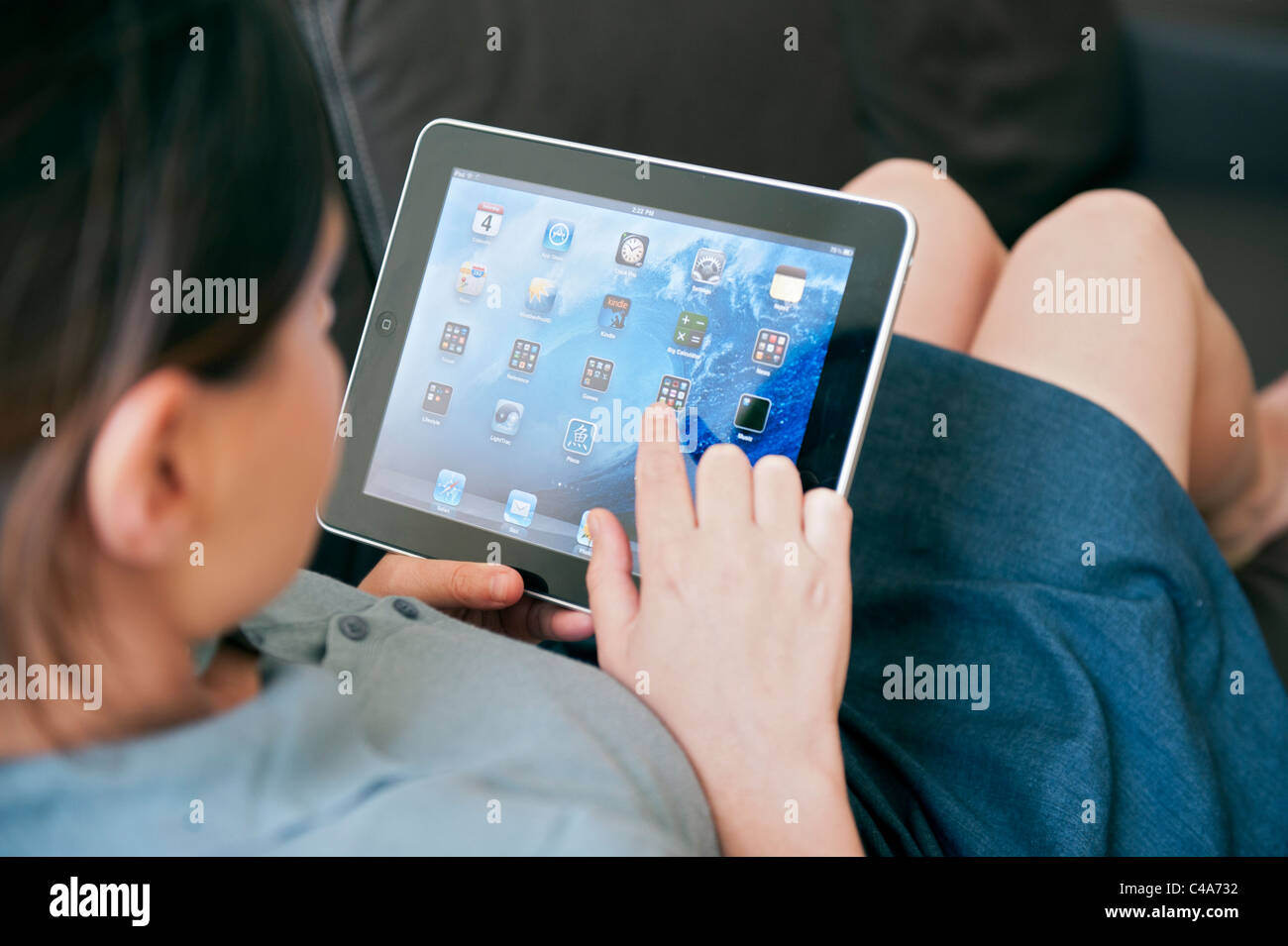 Nahaufnahme von Frau mit iPad digital Tablet-computer Stockfoto