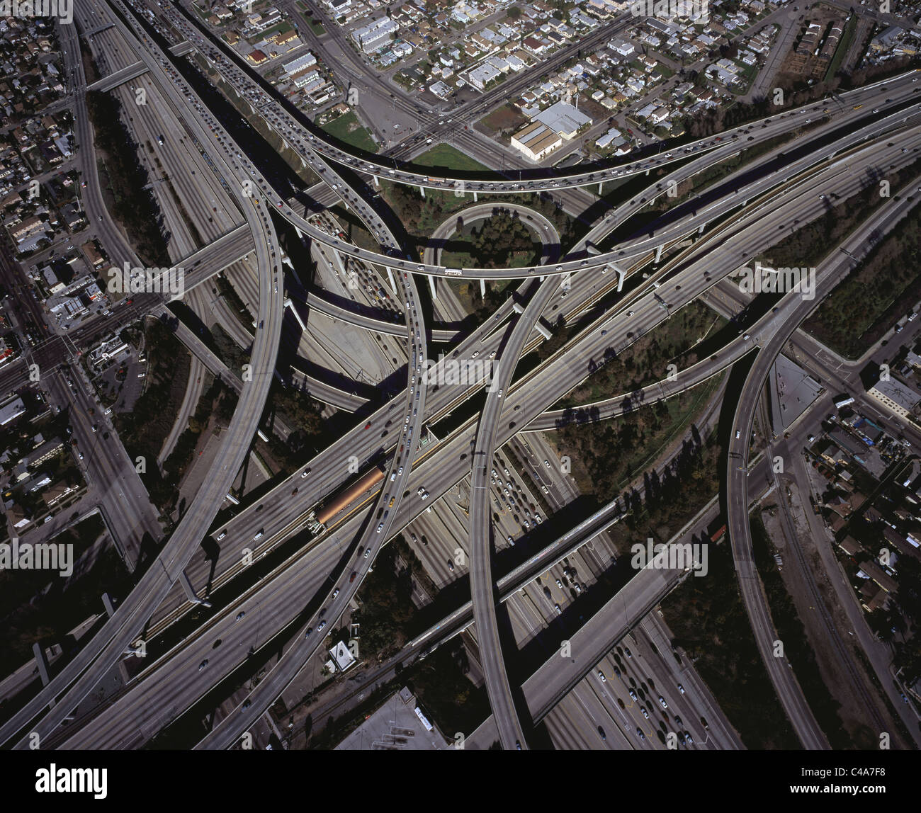 LUFTAUFNAHME. Autobahnkreuz 105 und 110. Los Angeles, Kalifornien, USA. Stockfoto