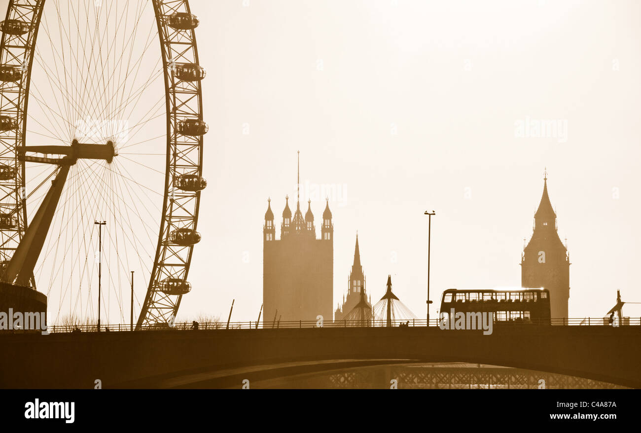 Silhouette Skyline von London Eye, Big Ben, Westminster und traditionellen London Bus. In Sepia umgewandelt. Stockfoto