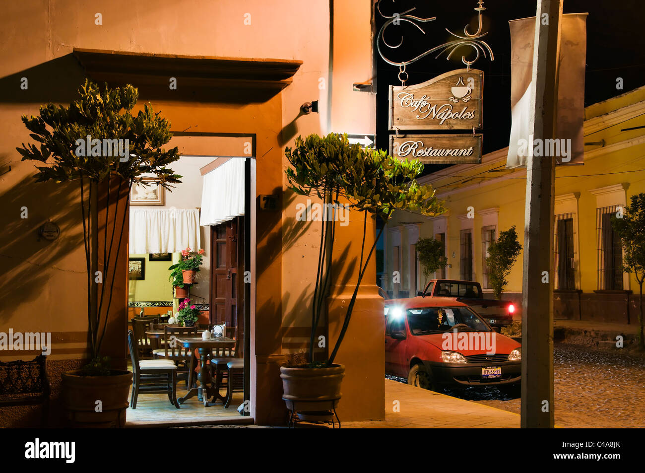 Blick auf das Cafe Napoles Restaurant von außerhalb in der Nacht befindet sich in Mascota, Mexiko. Stockfoto