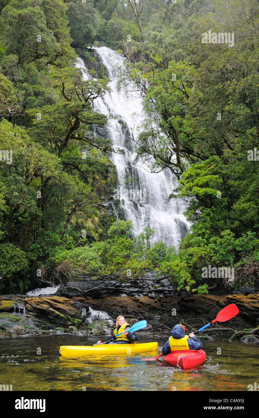 Kajakfahrer Seekajak im Doubtful Sound, Fiordland-Nationalpark, Südinsel, Neuseeland Stockfoto