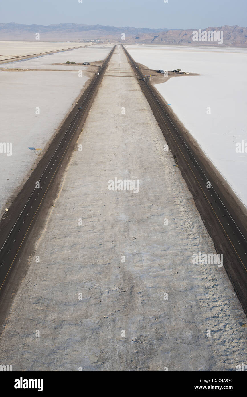 LUFTAUFNAHME. Highway 80 in Richtung Westen. Rechts vom Highway befindet sich die Bonneville Salt Flat, wo viele Geschwindigkeitsrekorde gebrochen wurden. Tooele County, Utah, USA. Stockfoto