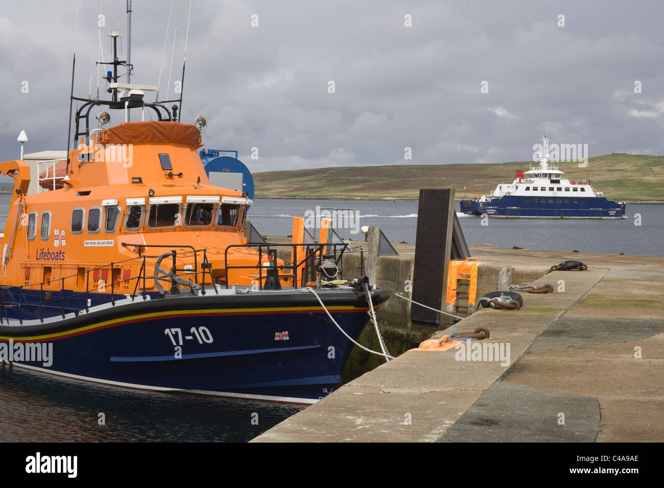Lerwick Shetland-Inseln Schottland UK Rettungsboot vertäut im Hafen mit der Bressay Fähre über den Klang hinter Stockfoto