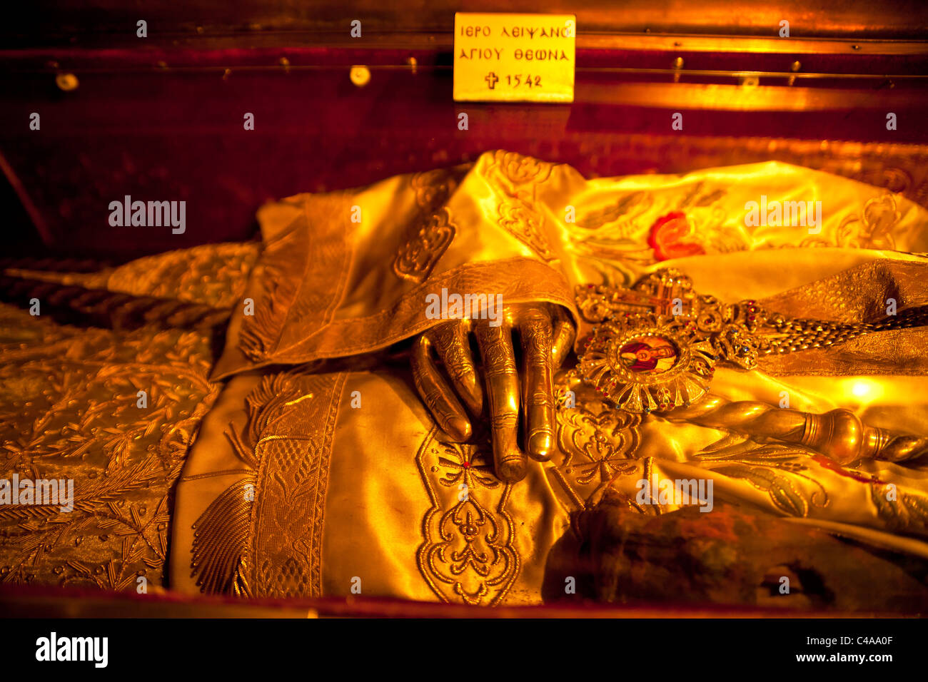 Goldene Hand einer Statue auf einem Grab im Kloster Agia Anastasia Farmakolytria in der Nähe von Galatista, Chalkidiki, Griechenland Stockfoto