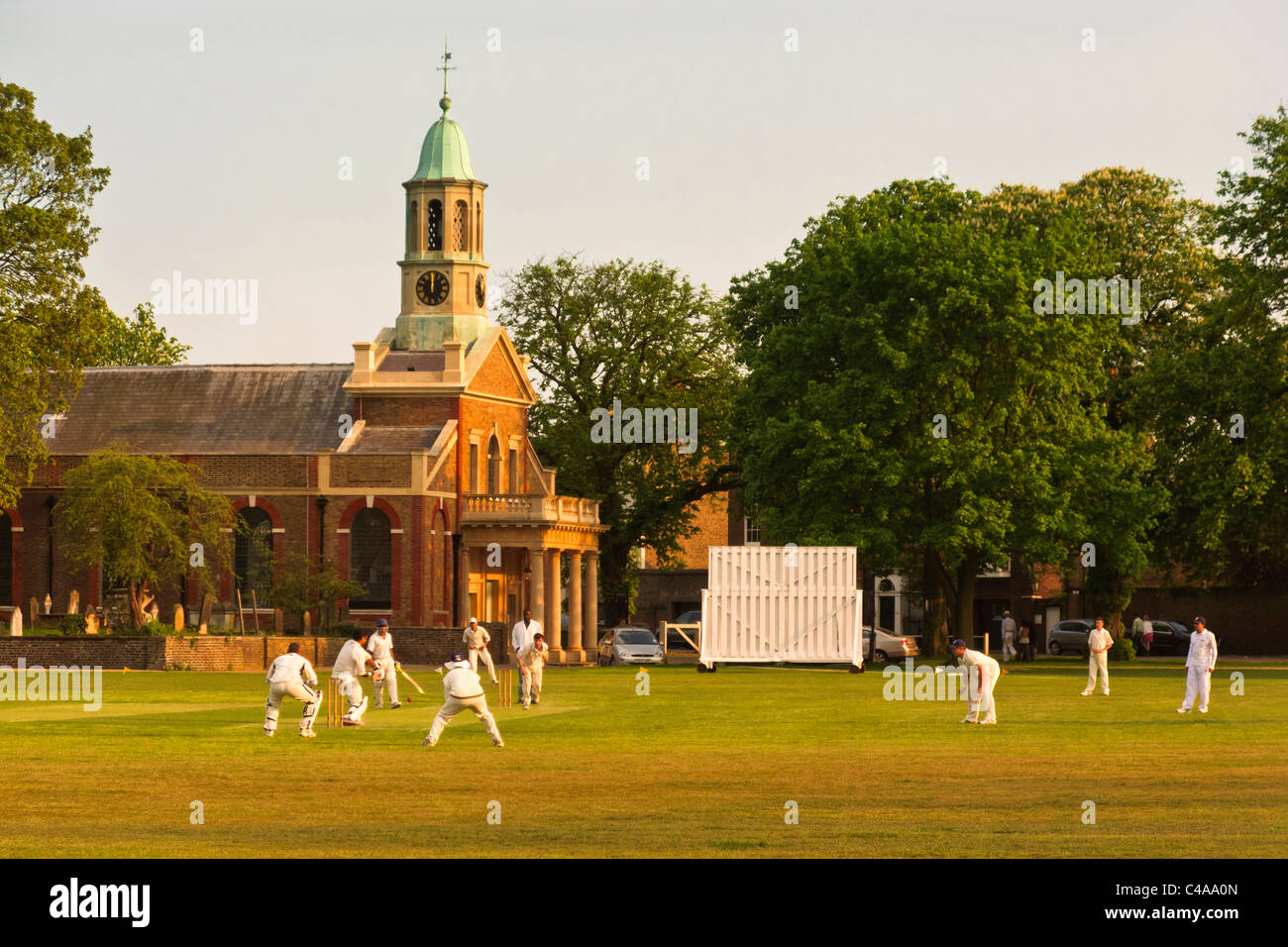 Cricket im Kew Green. Dorfanger cricket Stockfoto