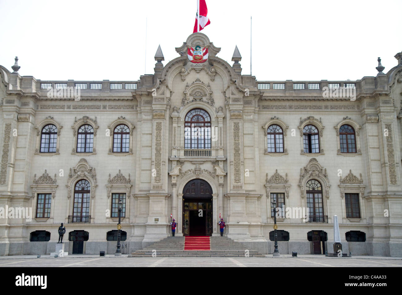 Die peruanische Regierung Palace auch bekannt als Haus von Pizarro befindet sich auf der Nordseite der Plaza Mayor in Lima, Peru. Stockfoto