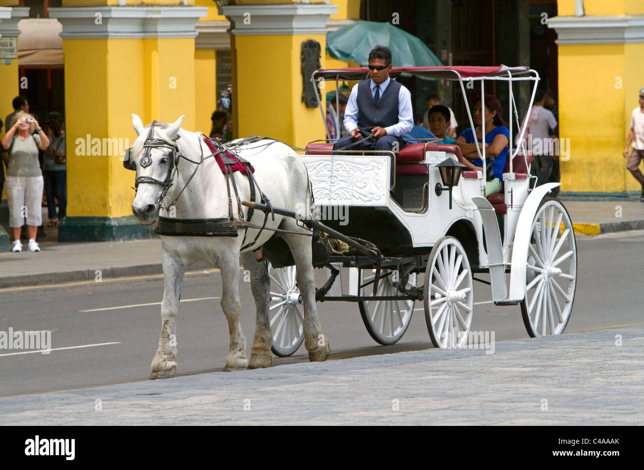 Pferdekutsche Kutsche auf der Plaza Mayor und Plaza de Armas in Lima, Peru. Stockfoto