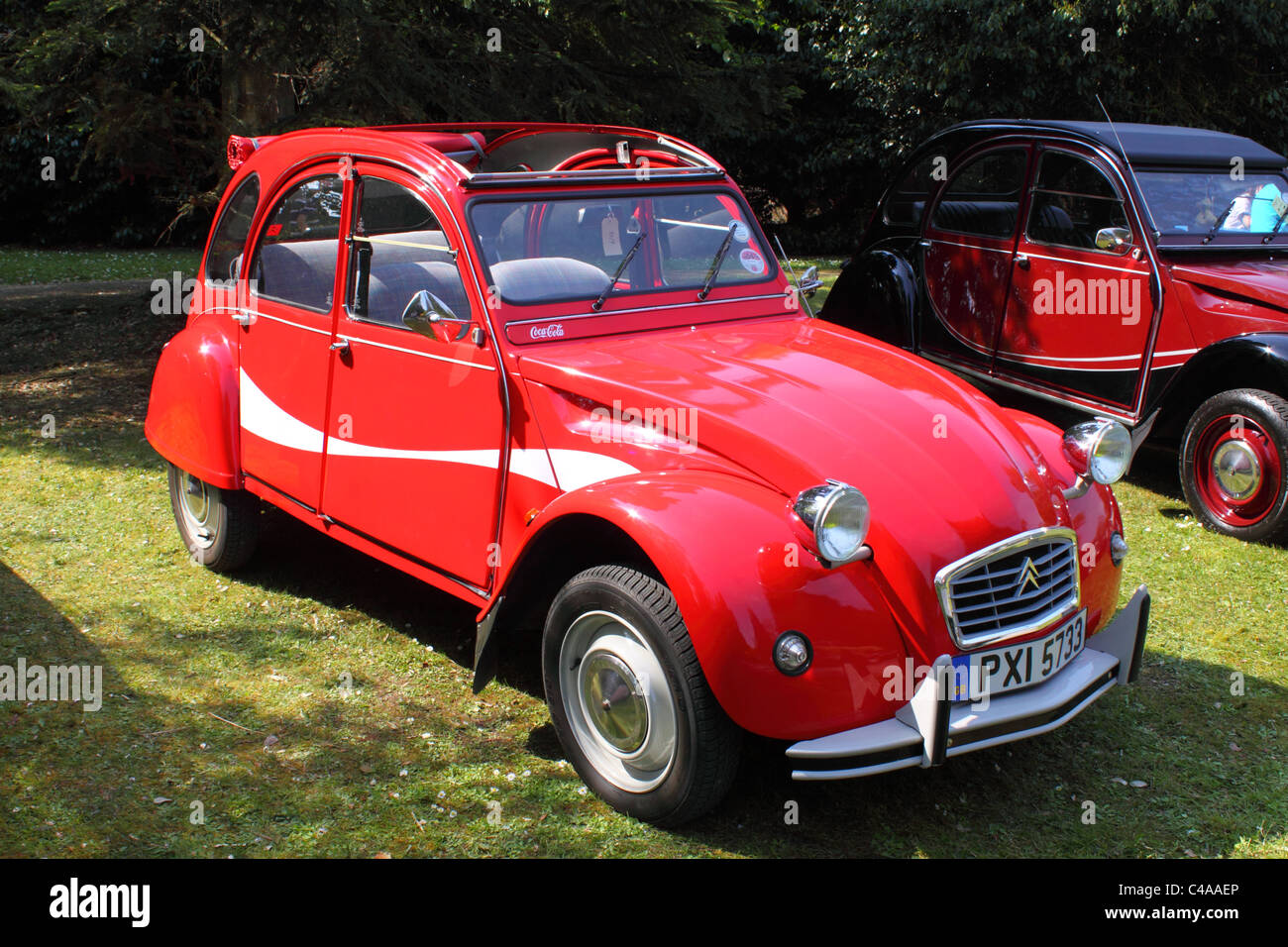 Coca-Cola branding auf einem Citroen 2CV bei einer Autoshow in County Armagh, Nordirland Stockfoto