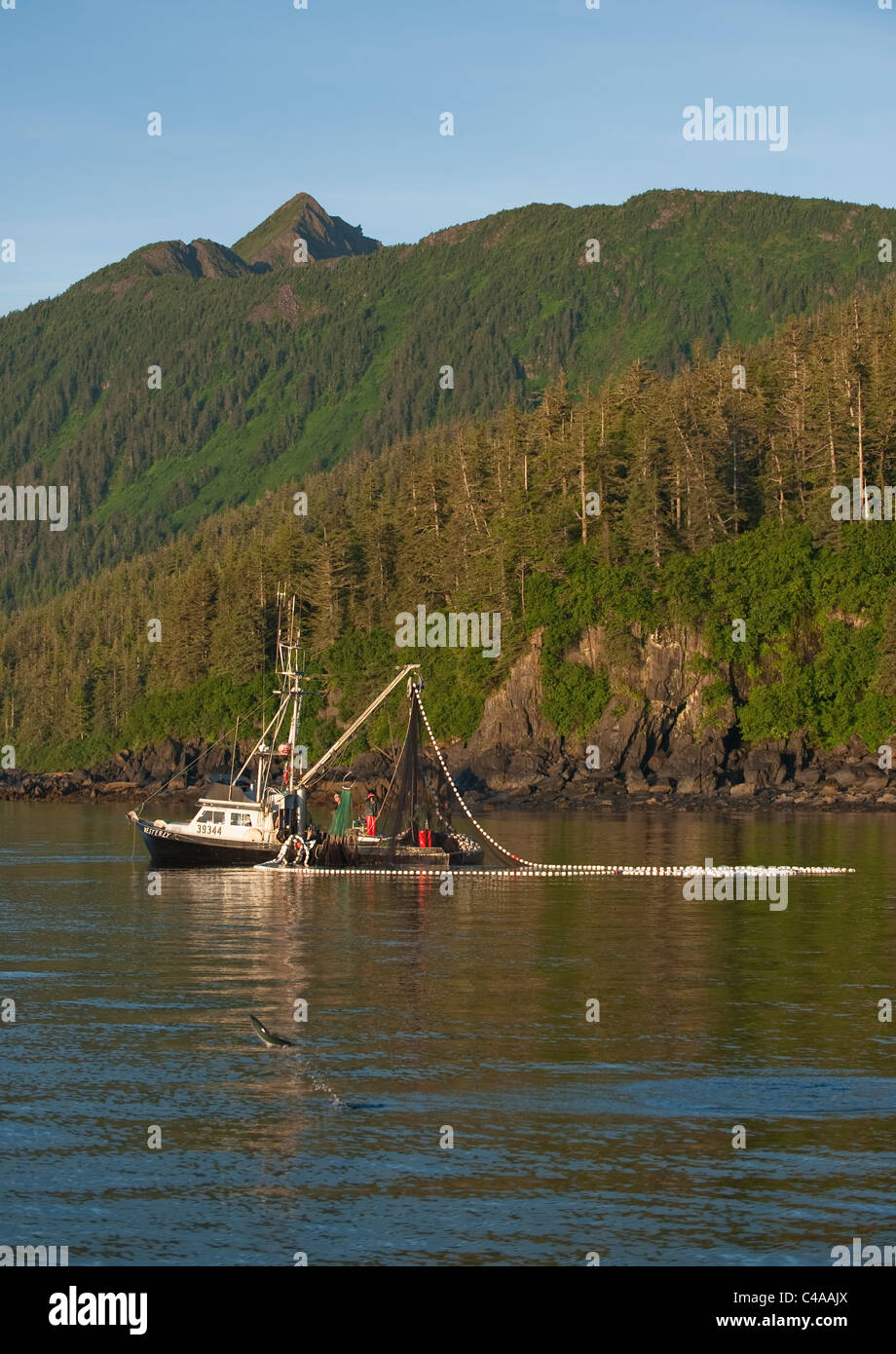 Prince William Sound, Alaska. Lachs Boote Angeln im Sommer mit springenden Lachs im Vordergrund. Stockfoto