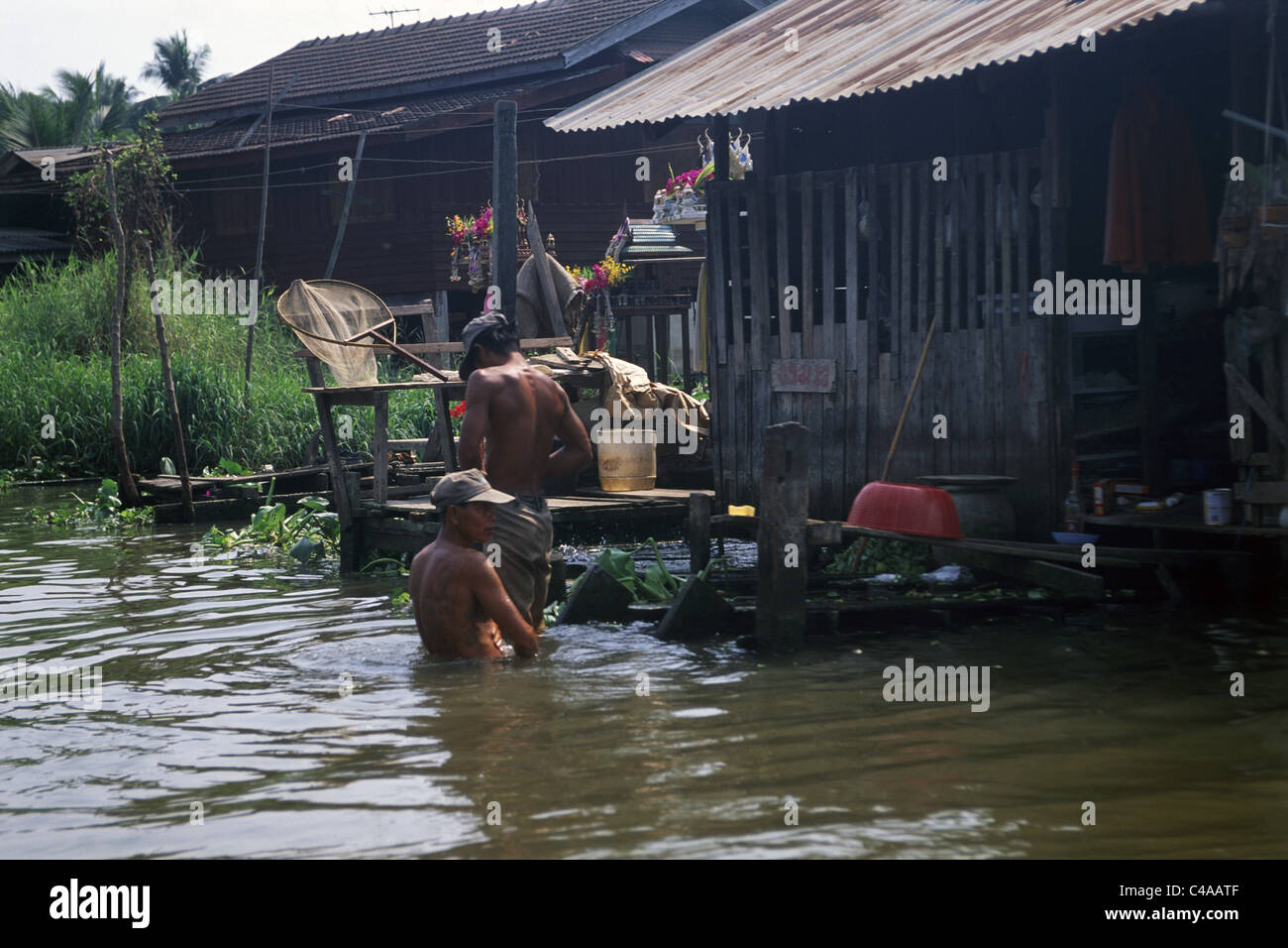 Foto von zwei Thai Männer Baden im Fluss Stockfoto