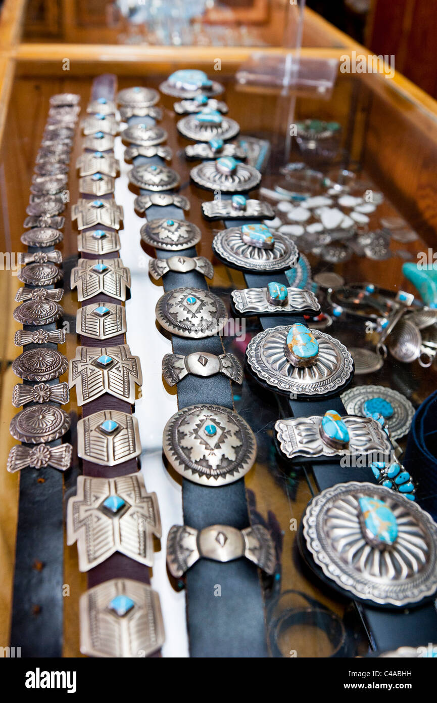 Native American Türkis und Silber Schmuck auf dem Display in einen Handelsposten.  Concha Gürtel, vor allem Navajo. Stockfoto