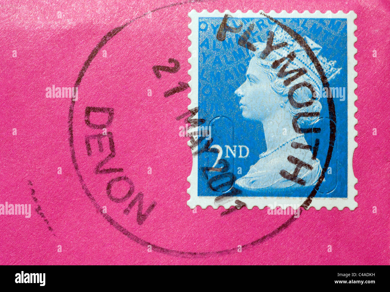 Eine zweite Klasse (2.) Licht blau Royal Mail Post Office Briefmarke mit Kopf der Königin Elizabeth II auf rosa Umschlag Stockfoto