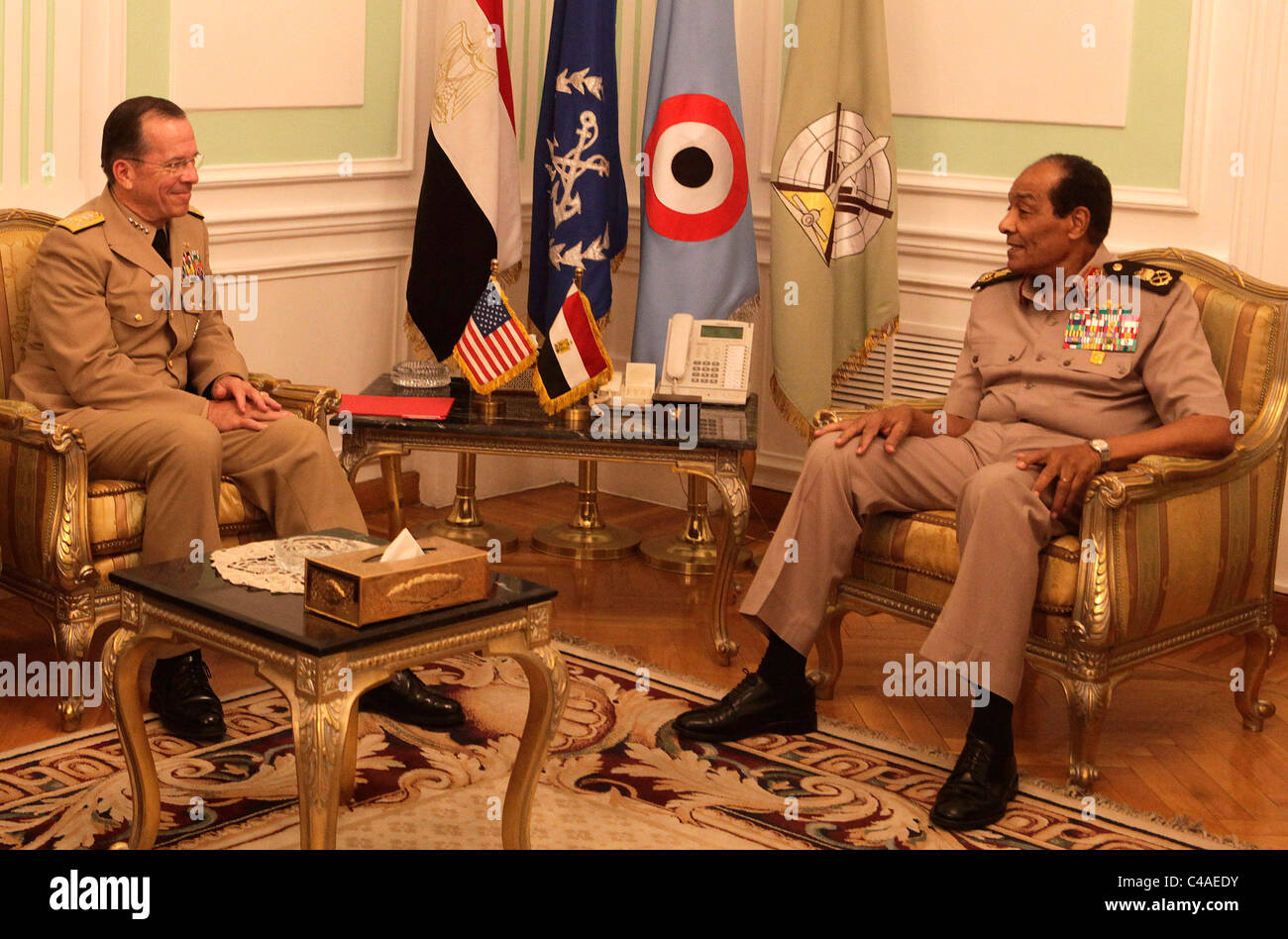 Us-Vorsitzender des Generalstabs, Admiral Mike Mullen (L) trifft mit Ägyptens Feldmarschall Mohamed Hussein Tantawi (R). Stockfoto