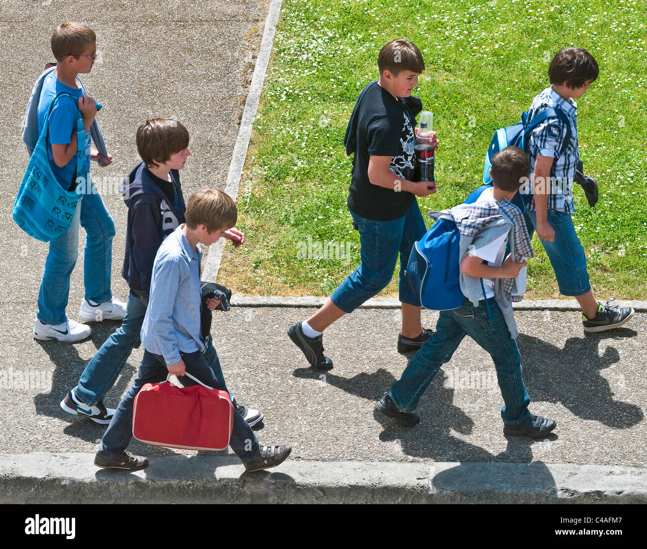 Gruppe von französischen Kindern zu Fuß zur Schule - Indre-et-Loire, Frankreich. Stockfoto