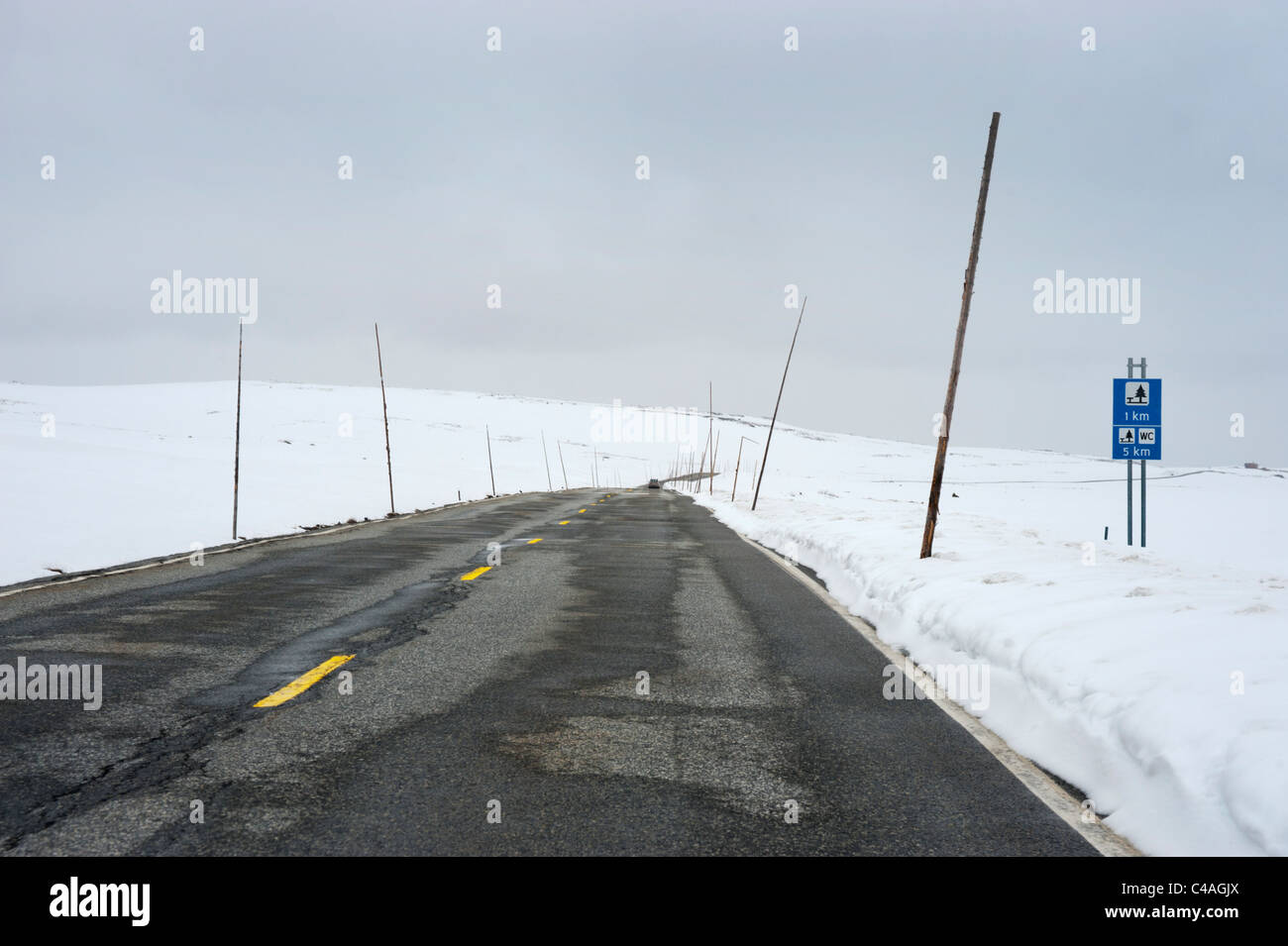 Verschneiten Autobahn Szene, Halne Fjellstove, Südnorwegen Stockfoto