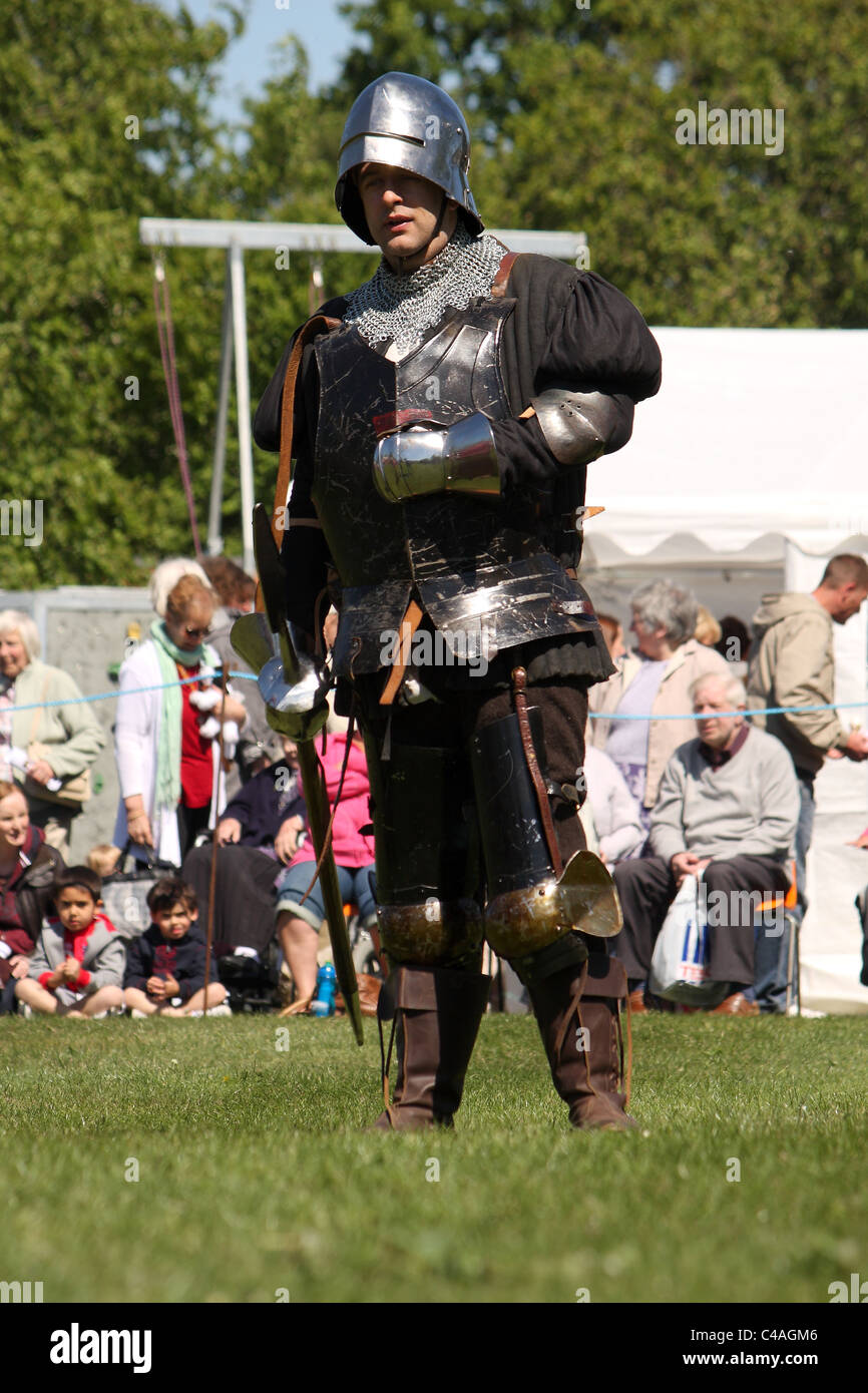 Eine Nachstellung Schlacht mit einem männlichen Ritter. Stockfoto