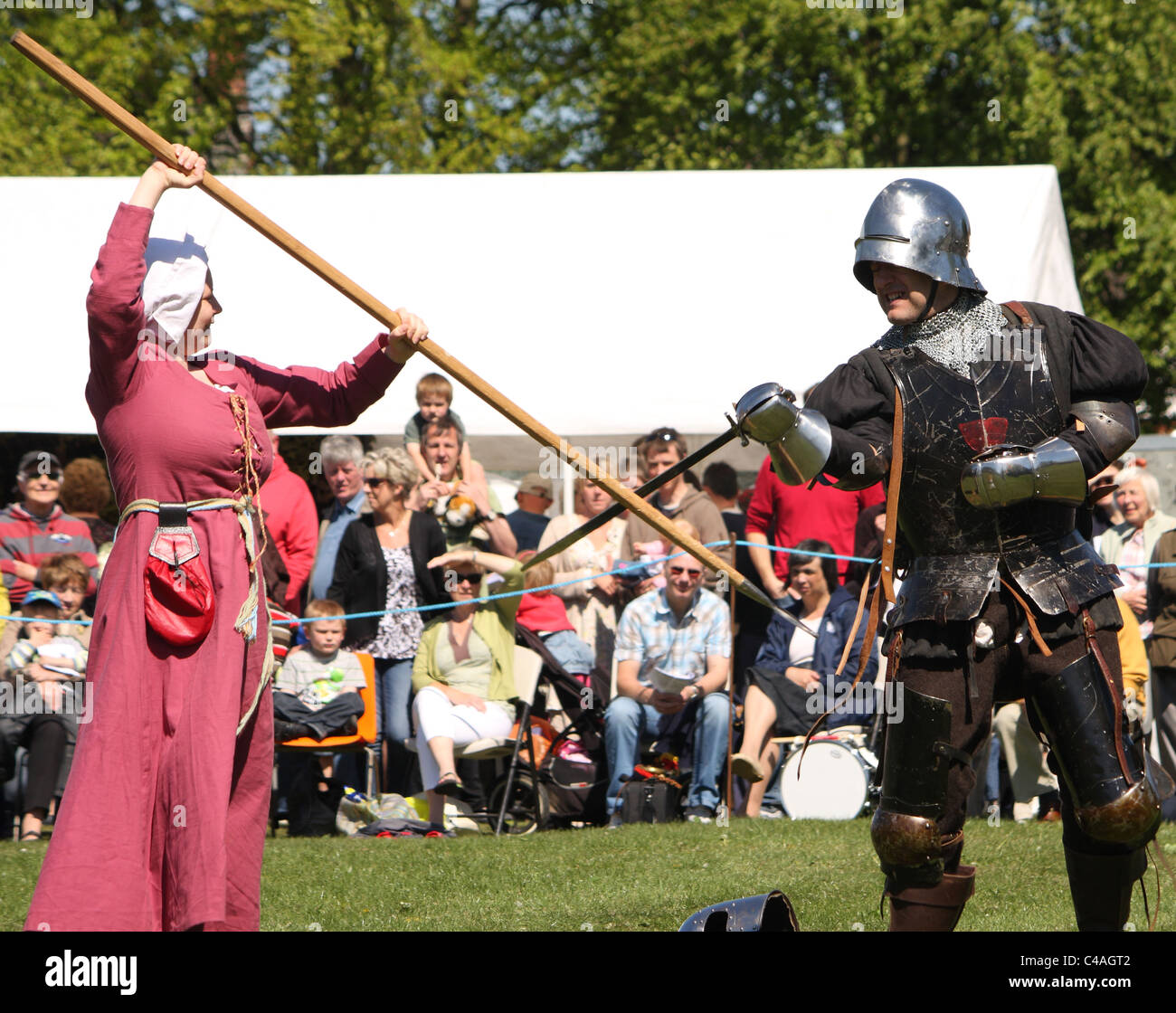 Eine Nachstellung Schlacht mit einem männlichen Ritter und eine Frau, die sich selbst zu verteidigen. Stockfoto