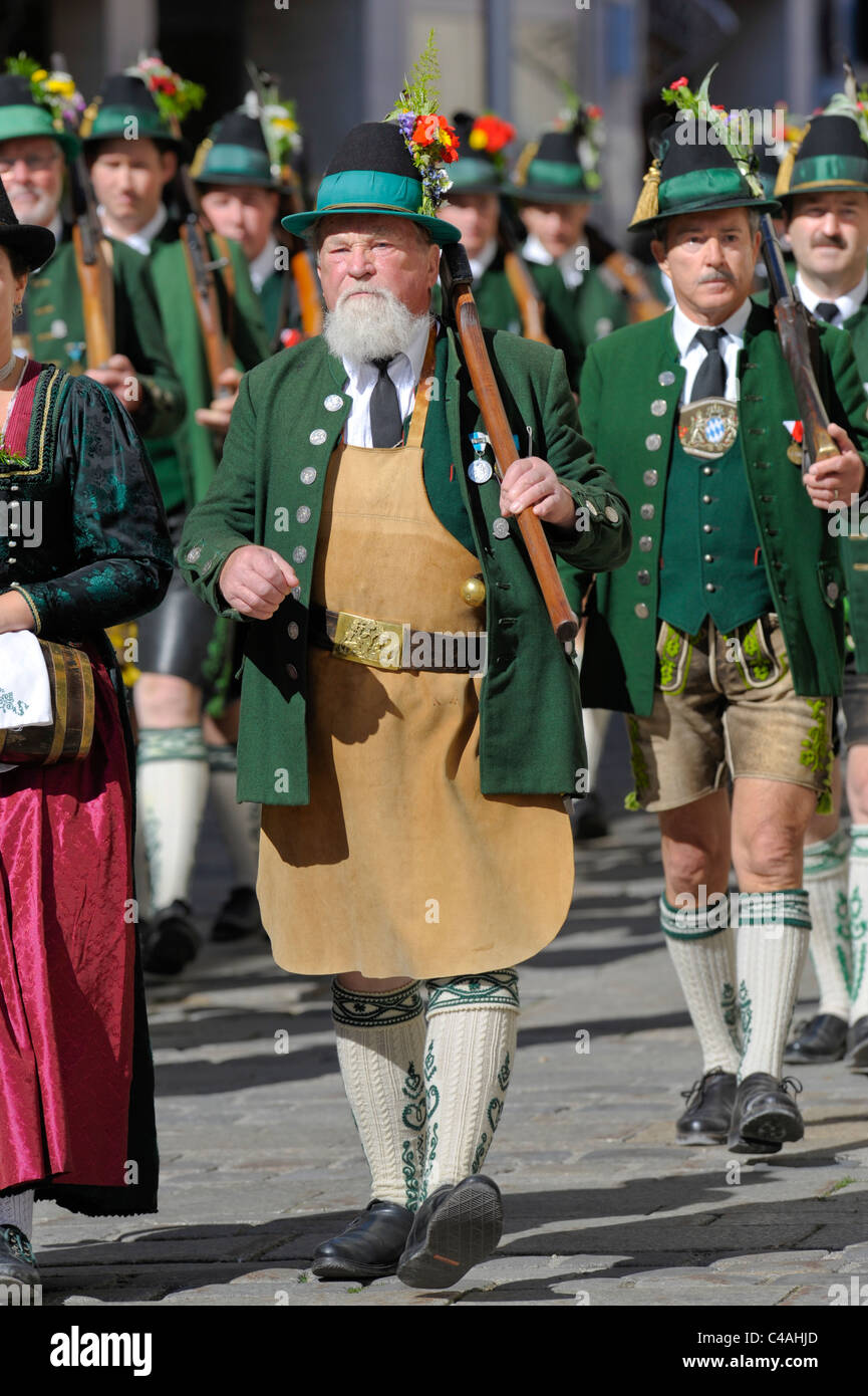 jährliche öffentliche Parade von ca. 3500 Darsteller in historischen Kostümen und alte Waffen in Gedenken an alten bayerischen Soldaten Stockfoto