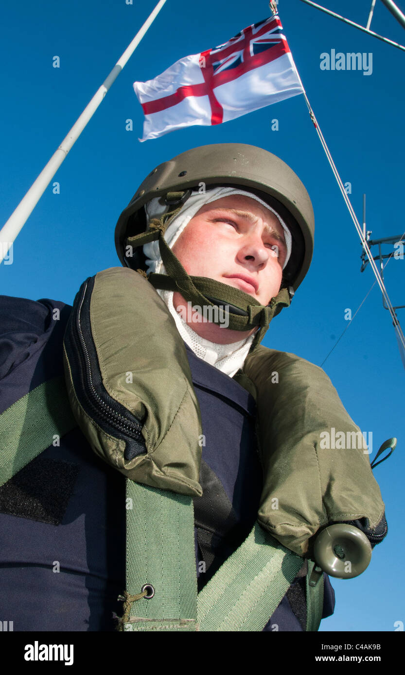 Ein Matrose an Bord der Royal Navy Angriff Schiff HMS Bulwark Stockfoto