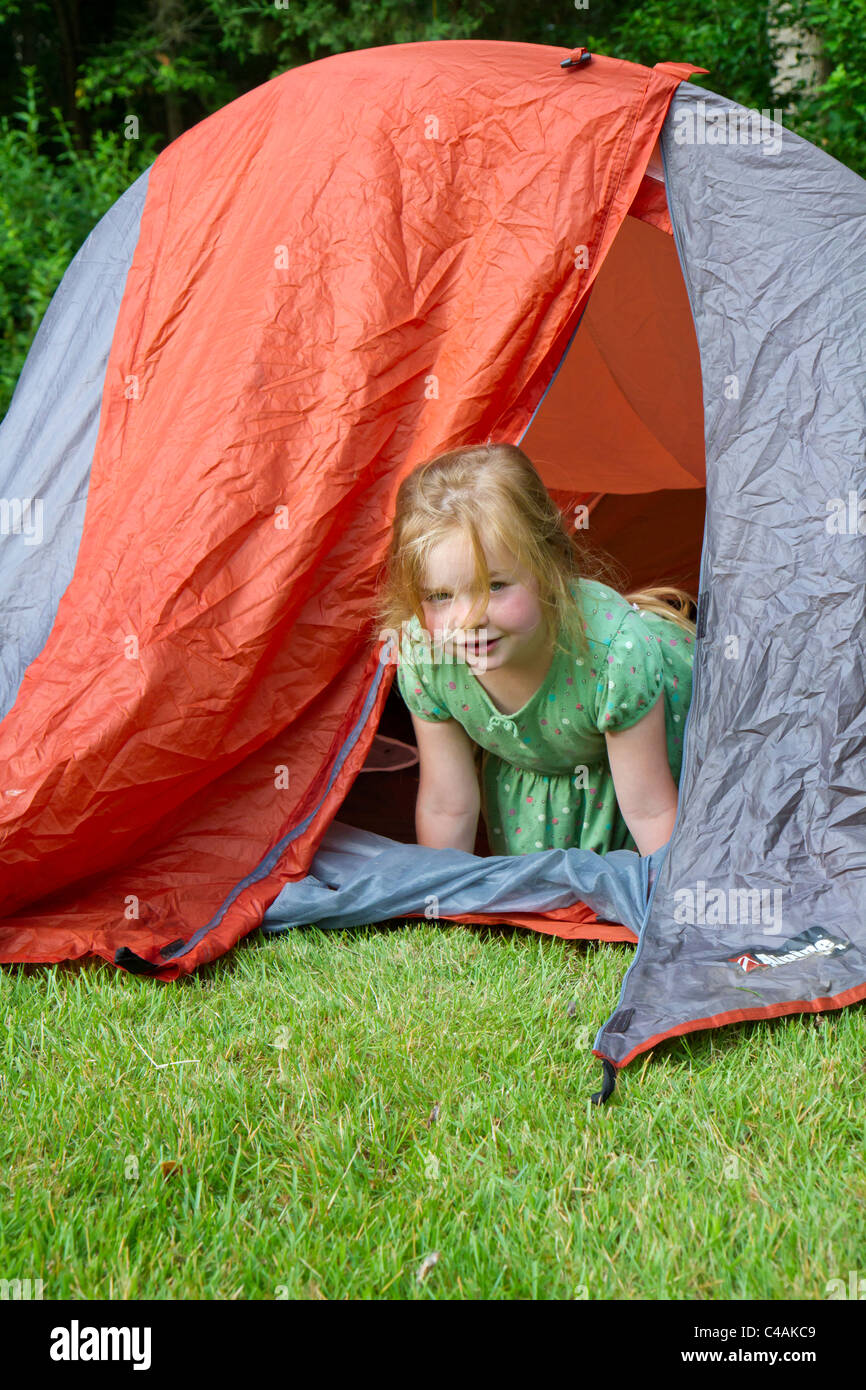 Ein 6-jähriges Mädchen, das am Morgen aus dem Zelt kommt, Georgia, USA Stockfoto