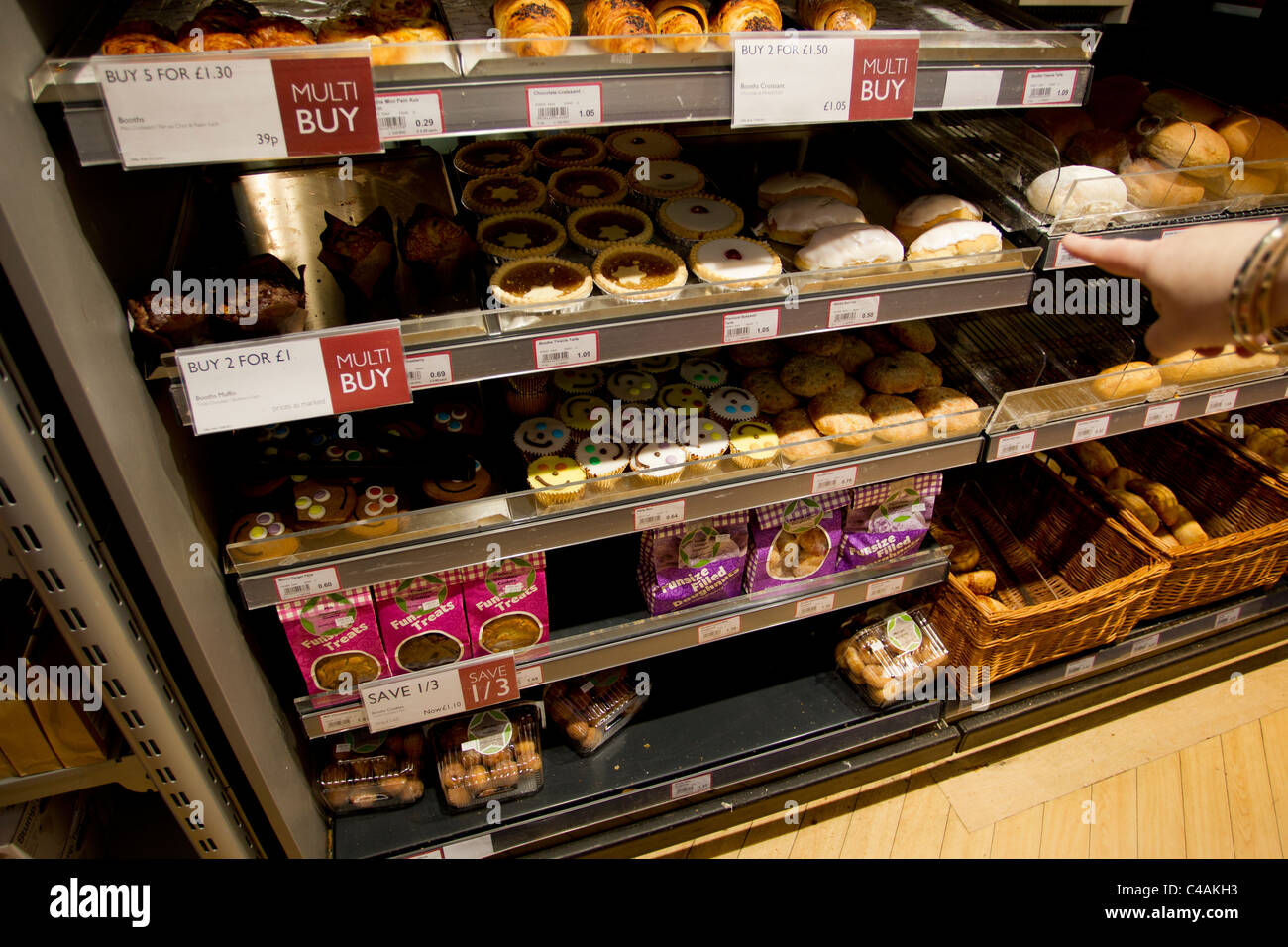 Ständen Supermarkt Brot und Kuchen Multi Buy Förderung Stockfoto