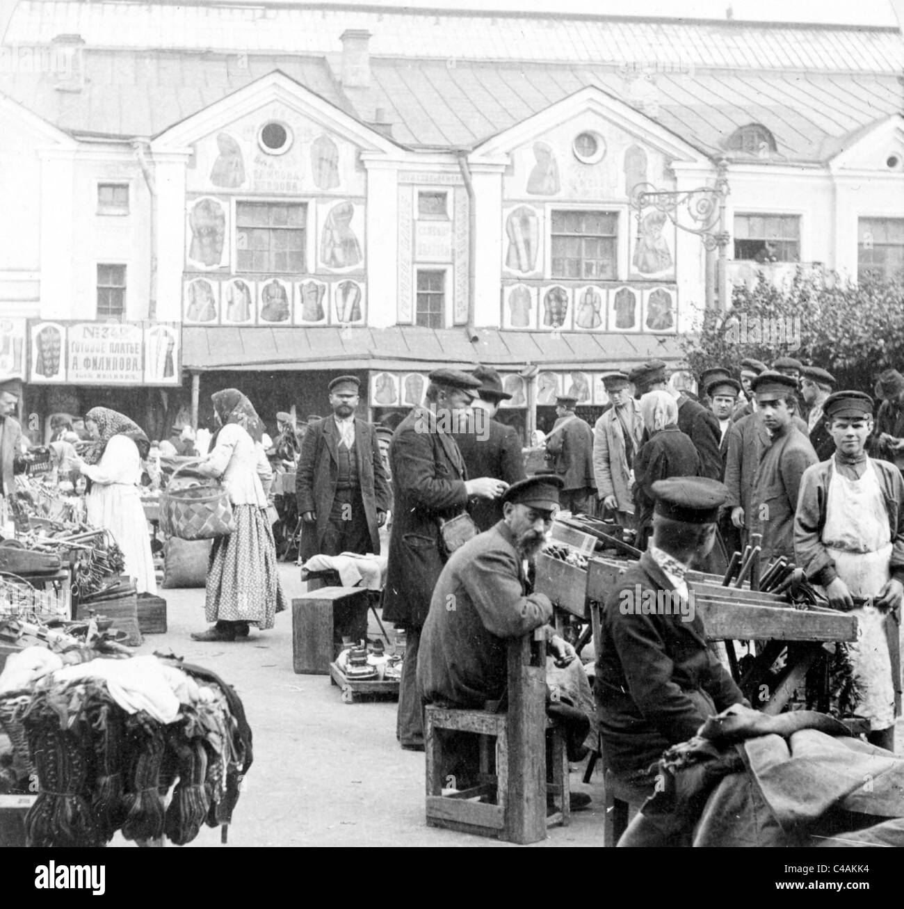 Händler waren auf dem Markt der Zahnstein, St. Petersburg, Russland Stockfoto