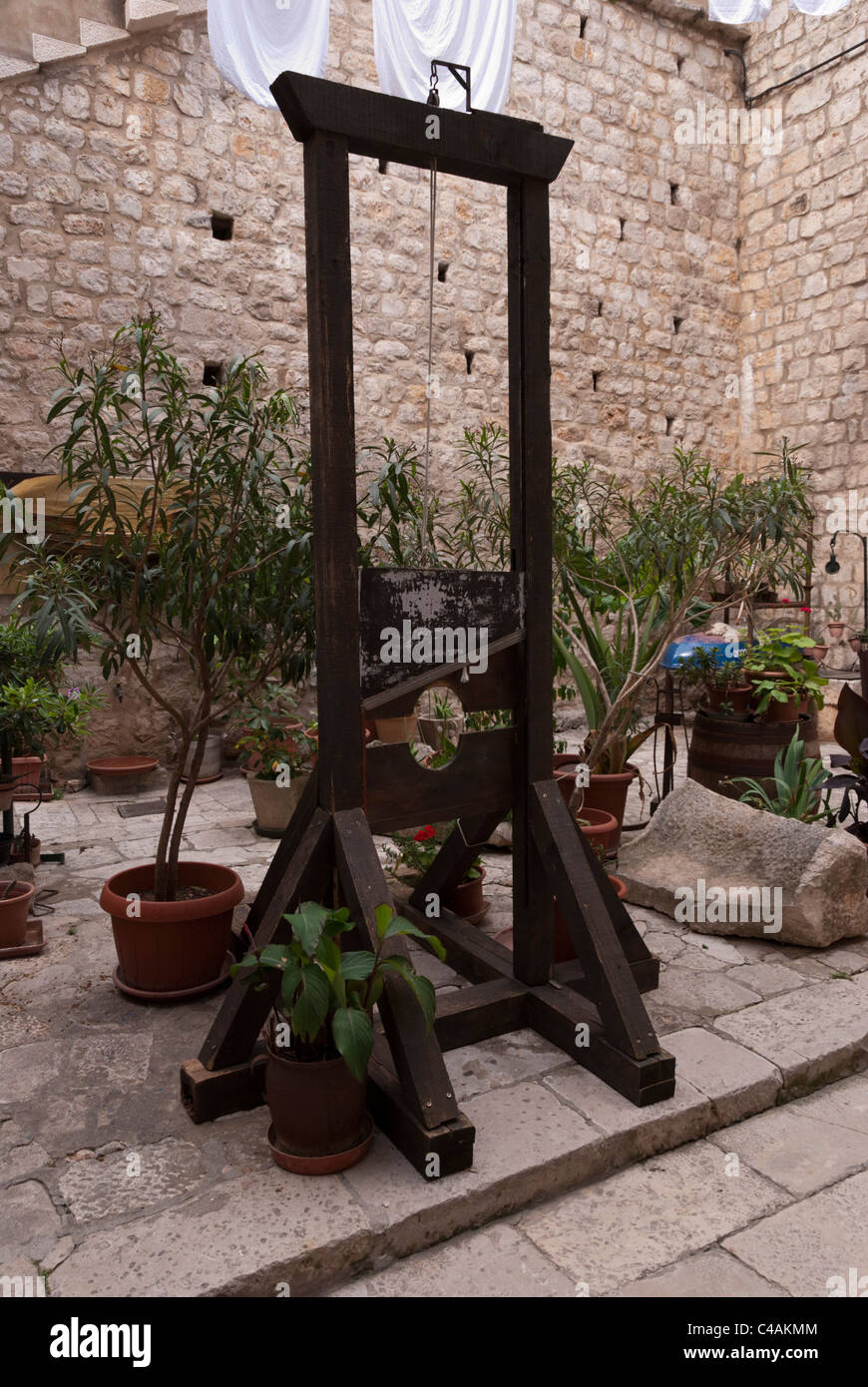 Eine Guillotine liegt in einer Straße in Dubrovnik, Kroatien, Europa