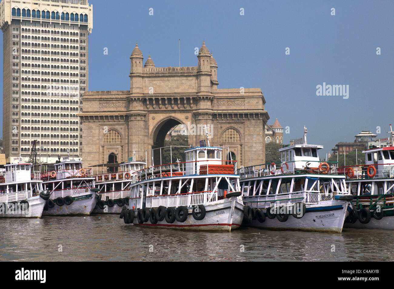 Boote im Hafen von Bombay und das Gateway of India Stockfoto