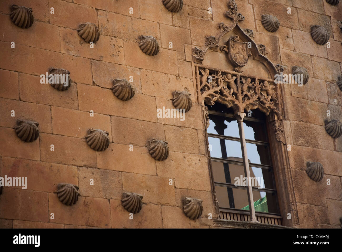Detail des Haus der Muscheln, Casa de Las Conchas auf Spanisch, vom spanischen Architekten Juan Gomez de Mora in Salamanca, Spanien. Stockfoto