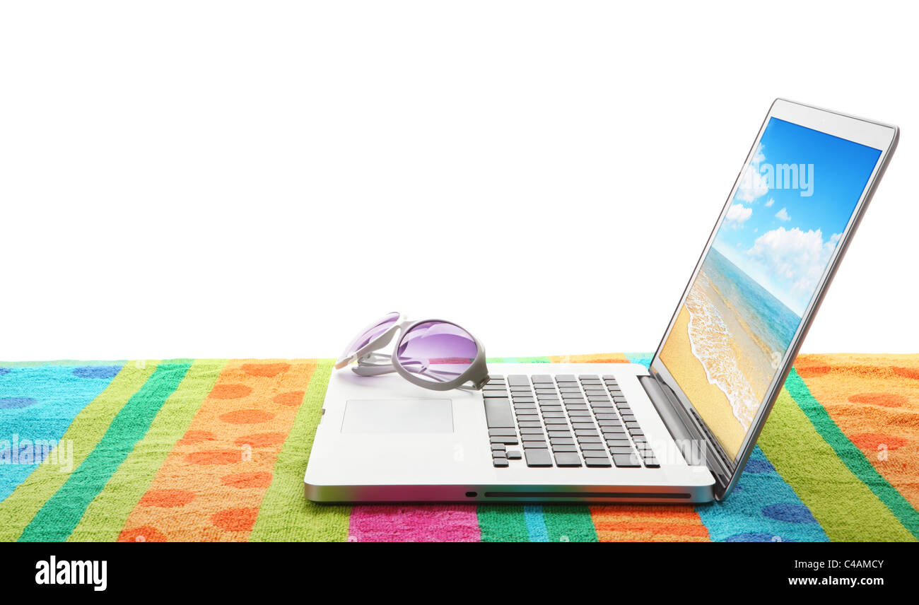 Laptop-Computer mit Sonnenbrille auf Strandtuch. Das Foto auf Laptop ist von mir. Stockfoto