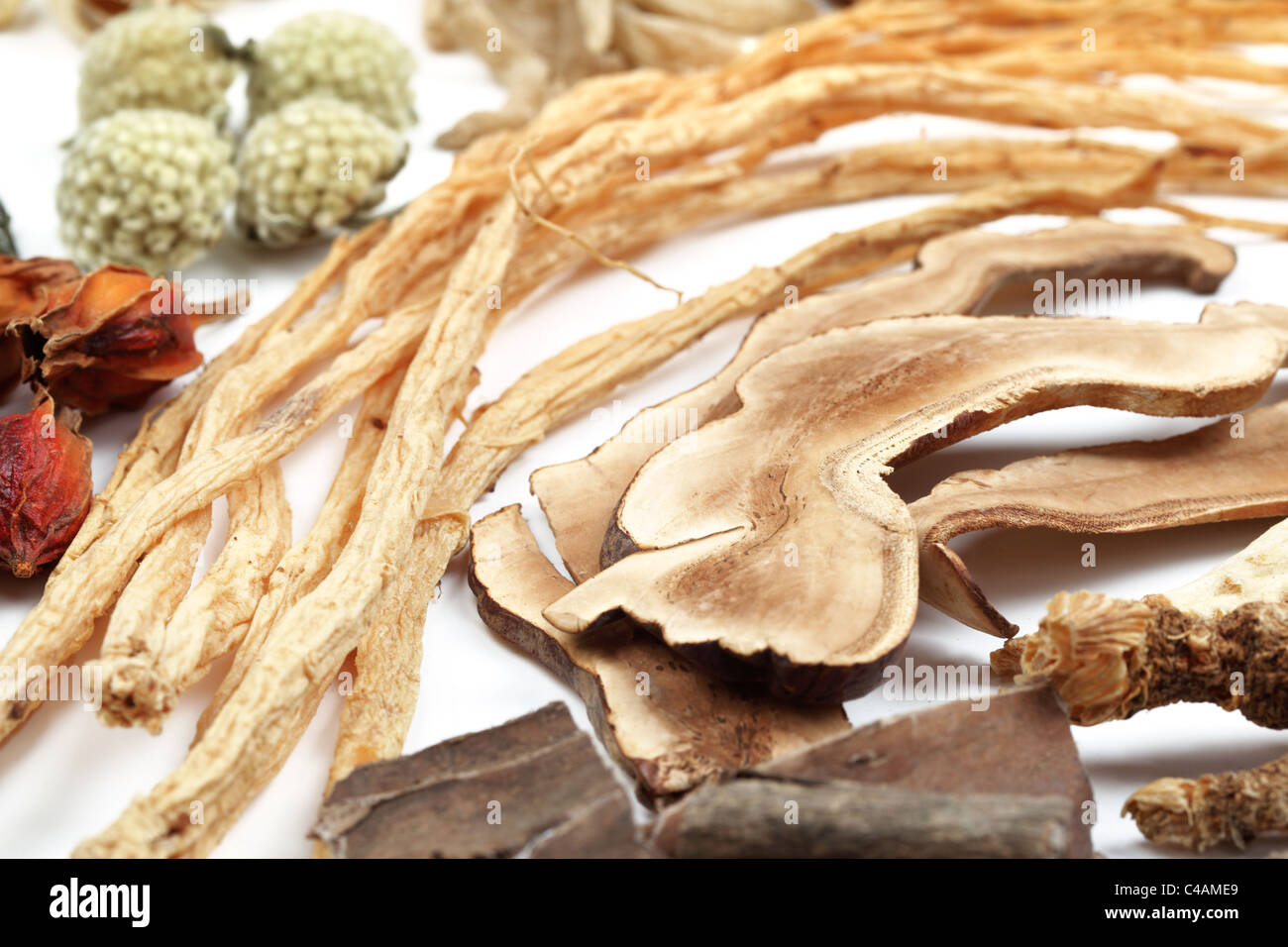 Traditionelle chinesische Medizin auf weißem Hintergrund. Stockfoto