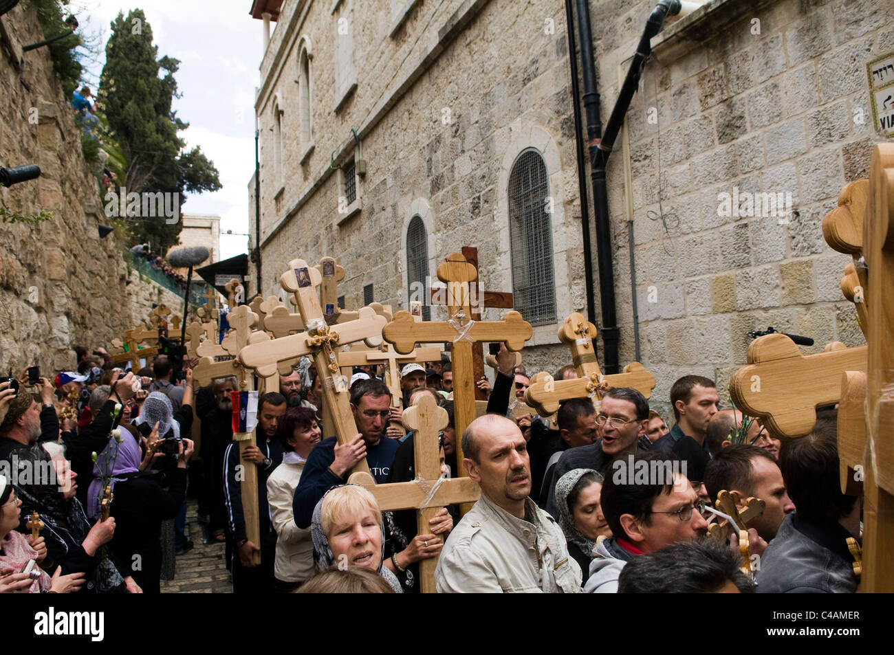 Karfreitags-Prozession in der Via Dolorosa in der Altstadt von Jerusalem. Stockfoto