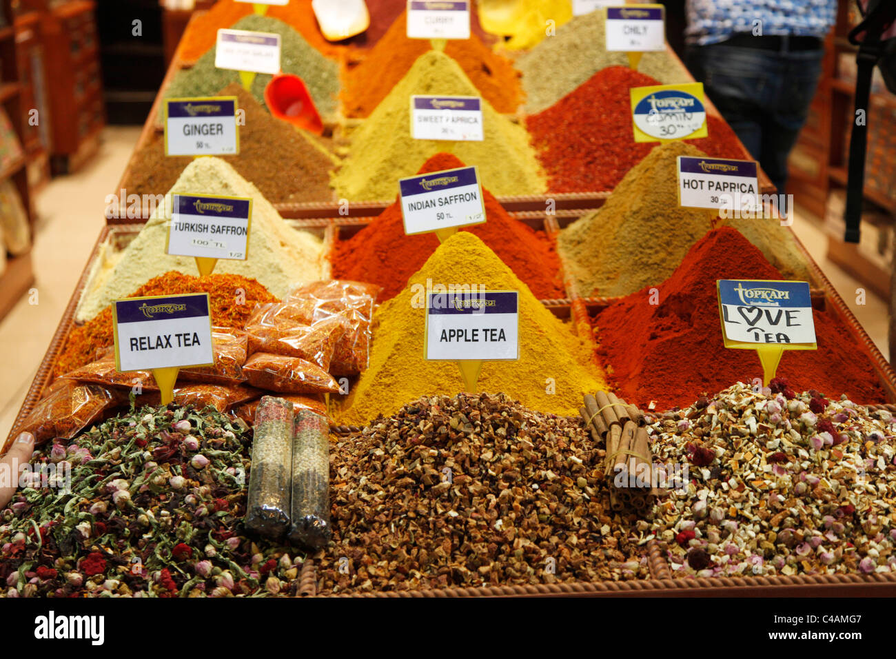 Tee und Gewürze zum Verkauf im Gewürzbasar oder Misir Carsisi in Istanbul, Türkei Stockfoto