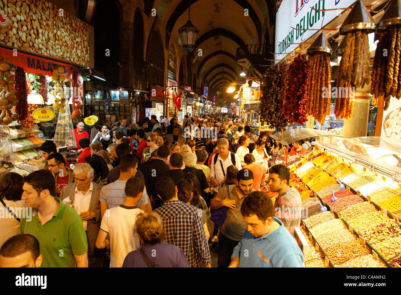 Tee und Gewürze zum Verkauf im Gewürzbasar oder Misir Carsisi in Istanbul, Türkei Stockfoto