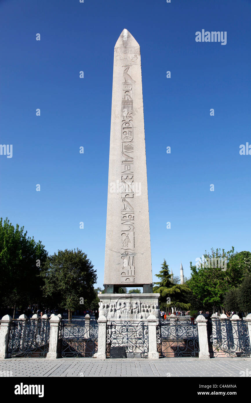 Ägyptischer Obelisk mit Hieroglyphen auf dem Hippodrom der blauen Moschee in Istanbul, Türkei Stockfoto