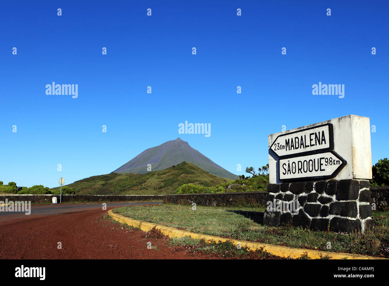 Der Berg Pico, gesehen von der zentralen Hochebene zwischen Madalena, São Roque do Pico und Lajes do Pico. Insel Pico, Azoren. Stockfoto
