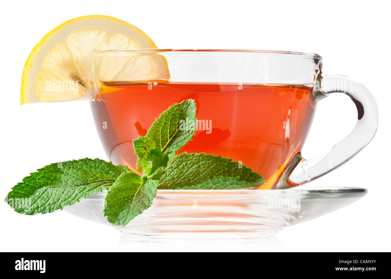 Tasse Tee mit Minze isoliert auf einem weißen Hintergrund. Stockfoto