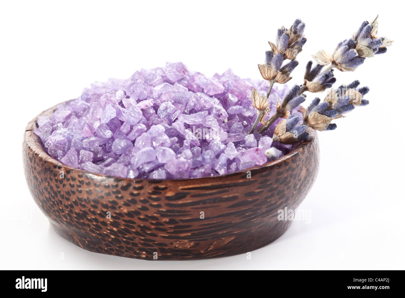 Meersalz und getrocknetem Lavendel auf einem weißen Hintergrund. Stockfoto