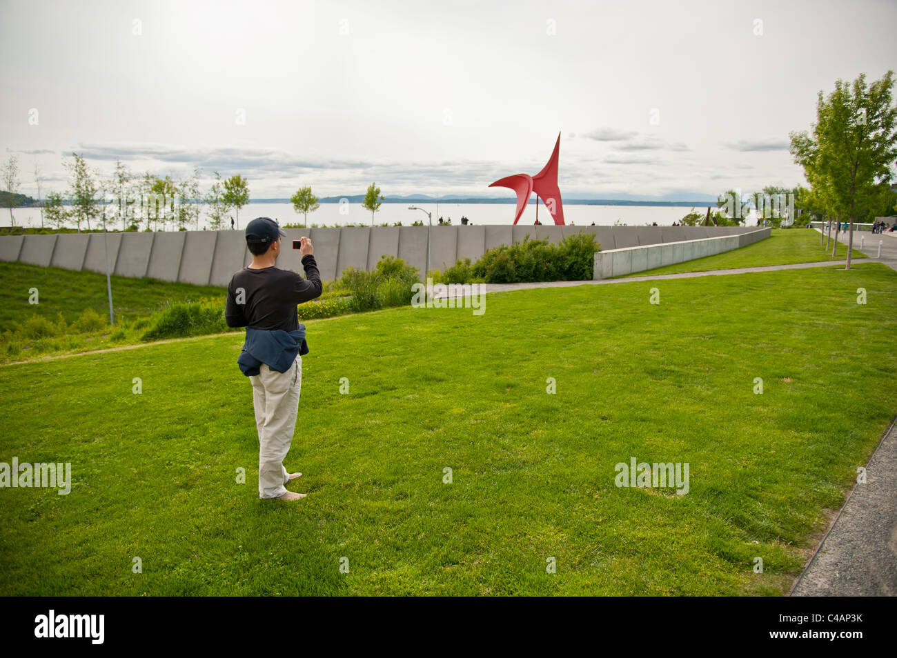 Ein Tourist, der Bild bei Olympic Skulpturenpark in Seattle. Stockfoto