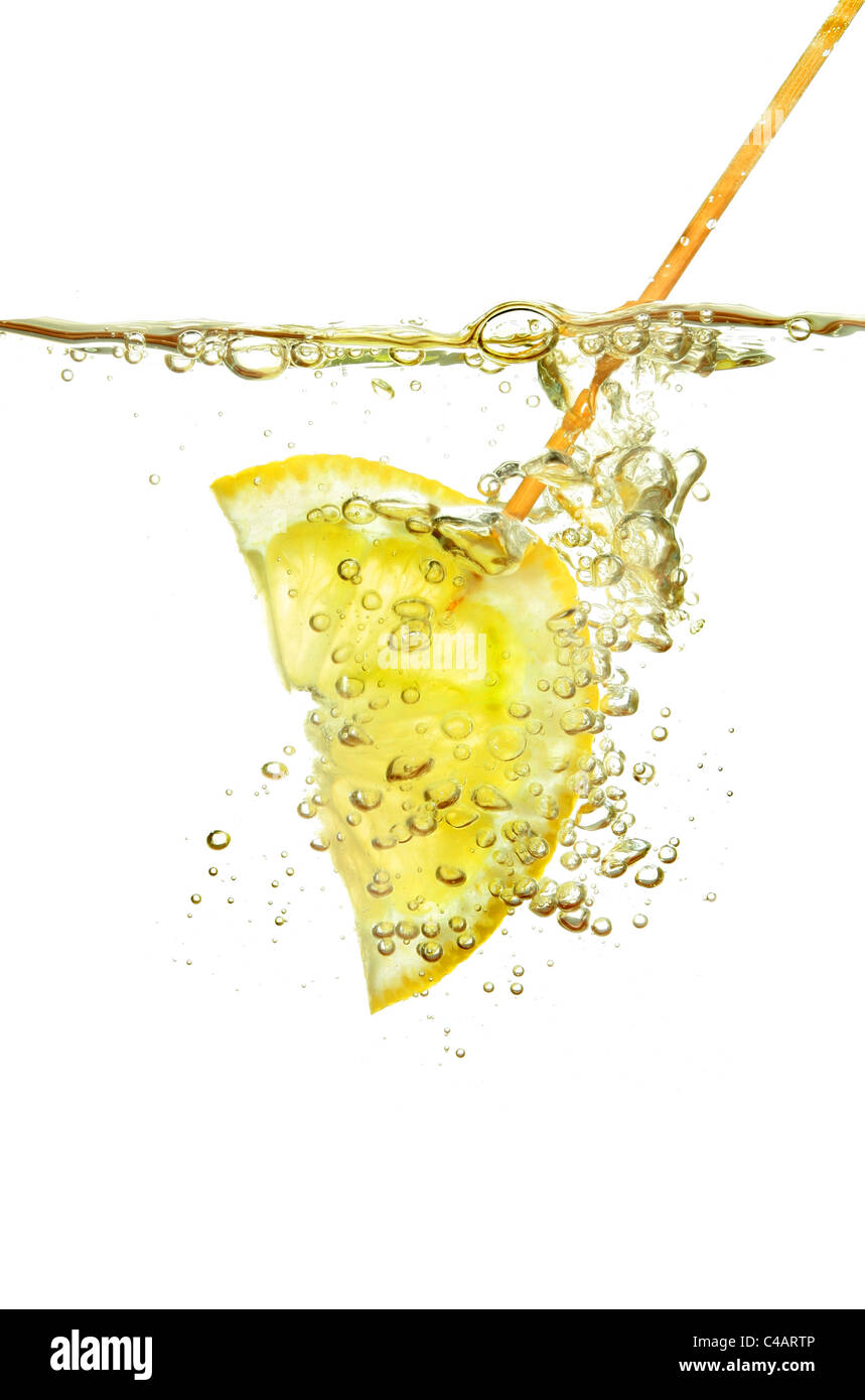 Scheibe der Zitrone in Wasser umgeben von Luftblasen Stockfoto