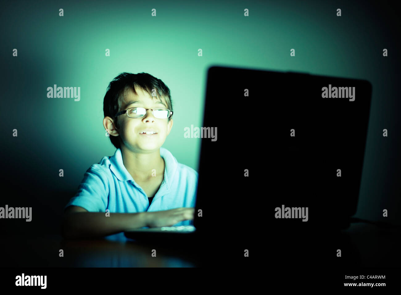 Junge mit Brille mit Laptop-Computer. Stockfoto