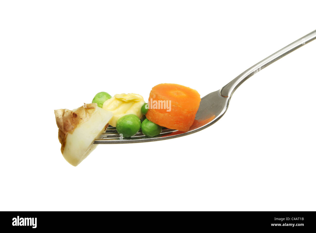 Kartoffeln, Erbsen und Karotten mit Butter auf einer Gabel isoliert gegen weiß Stockfoto