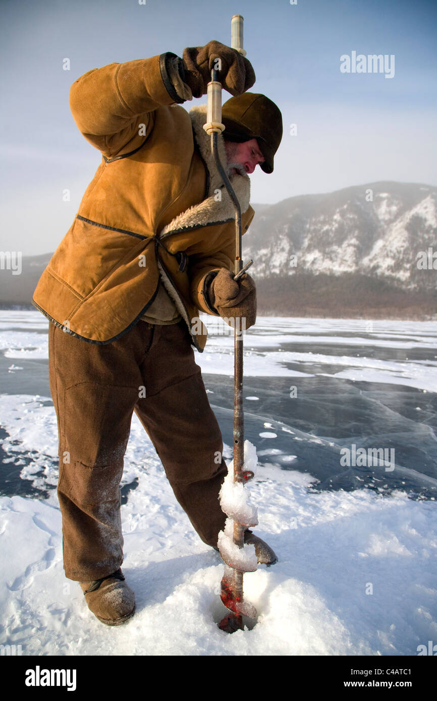 Russland, Sibirien, Baikal; In der Vorbereitung für die Fischerei auf gefrorenen Baikalsee im winter Stockfoto