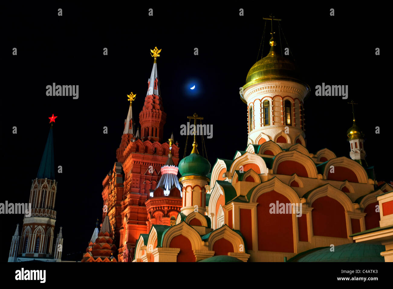 Moskau, Russland; Kasaner Kathedrale und Türme aus der History Museum auf dem Roten Platz in der Nacht Stockfoto