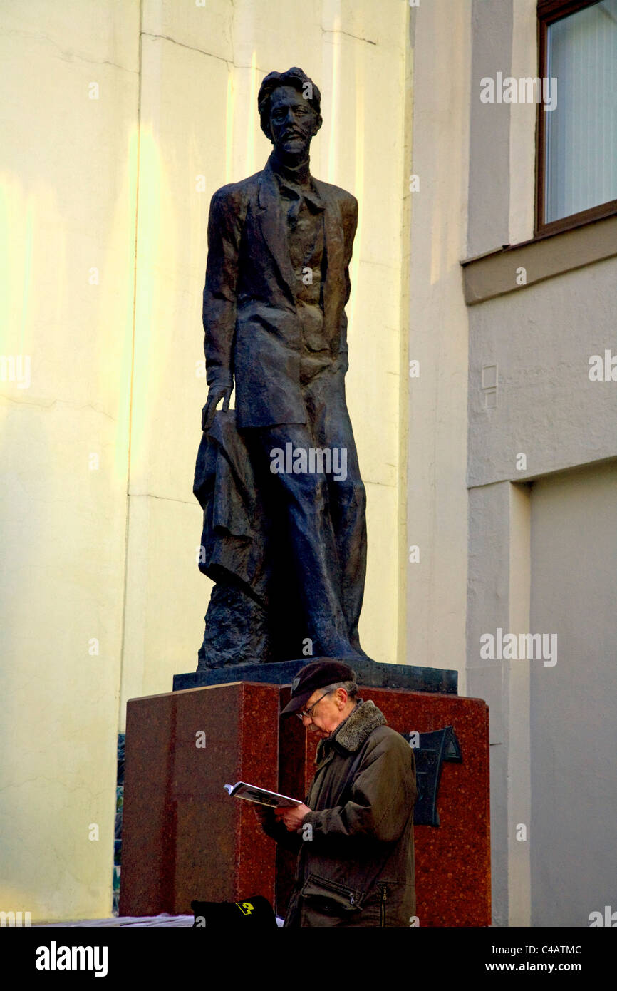 Moskau, Russland; Touristen vor einem Denkmal für Anton Chekhov in das historische Zentrum, eine Ikone unter den russischen Schriftsteller und Dramatiker Stockfoto