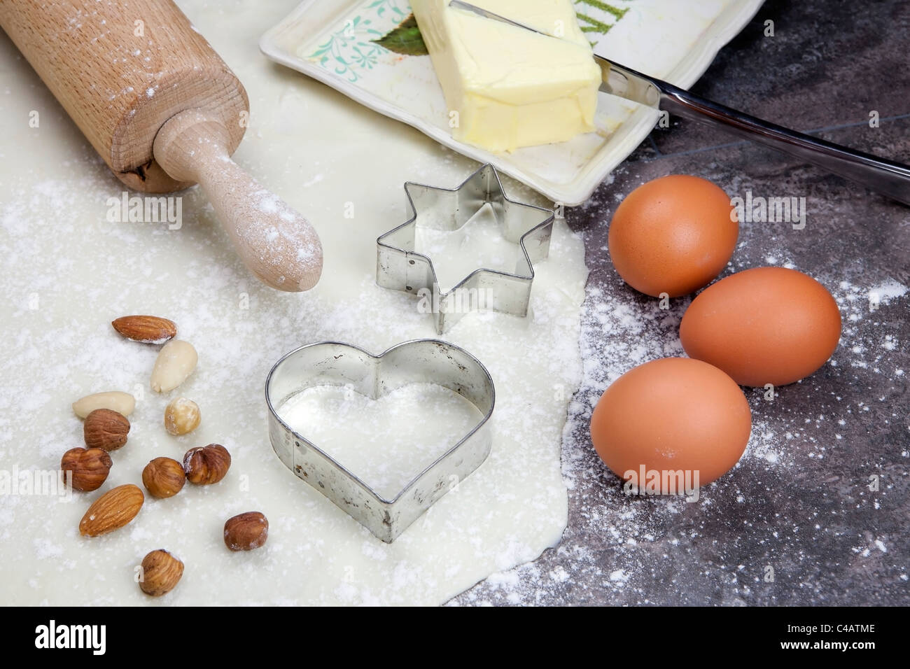 zu einem gerollten Teig mit Mehl für Kekse backen Stockfoto