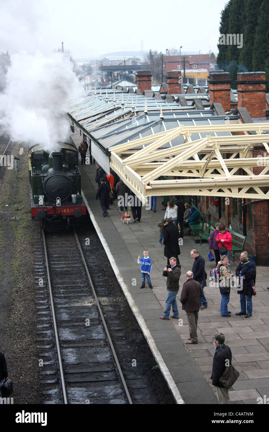 Dampflok Züge an der Great Central Railway in Loughborough Station, einschließlich der GWR-1450 wiederhergestellt Stockfoto